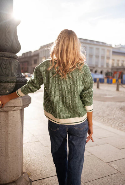 EMILIA | DER GRÜNE V-AUSSCHNITT-PULLOVER